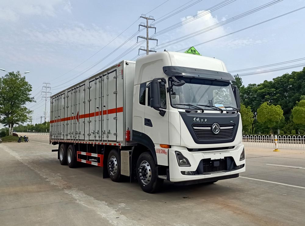 东风天龙9米6易燃气体厢式运输车