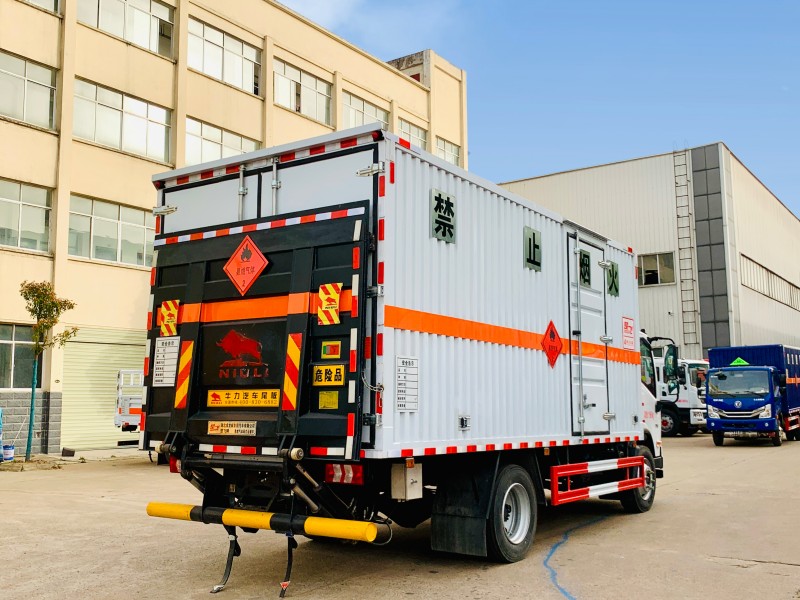 东风柳汽5.2米易燃气体厢式运输车