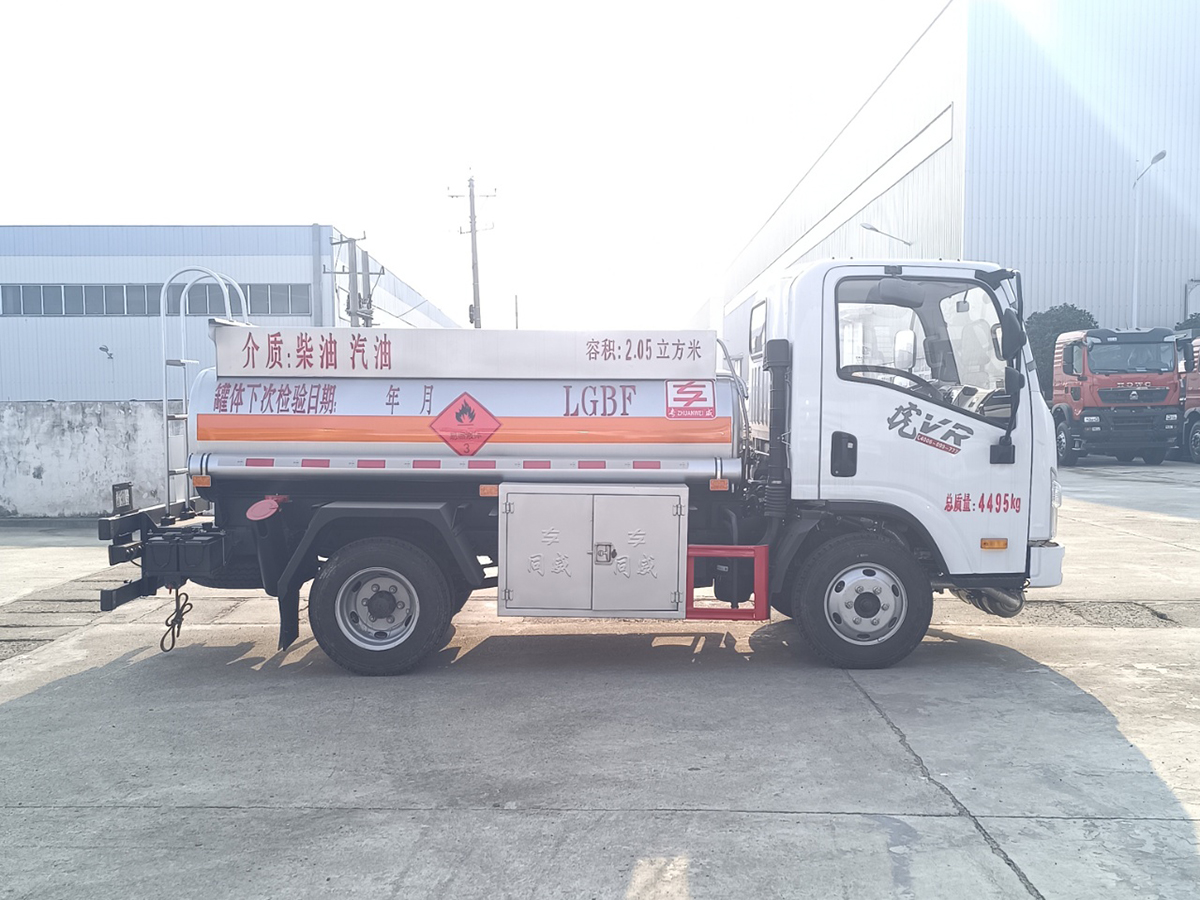 解放虎VR2吨油罐车