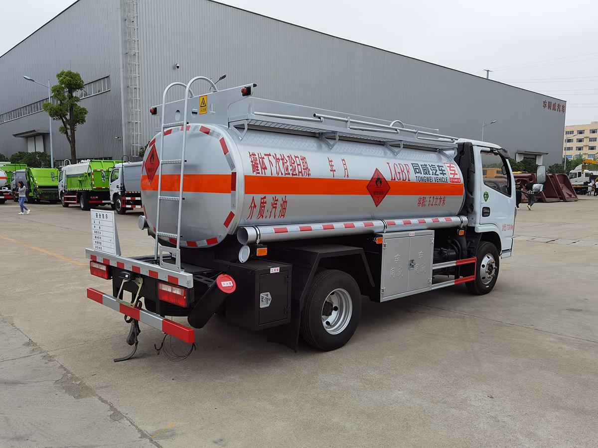 东风多利卡5吨油罐车