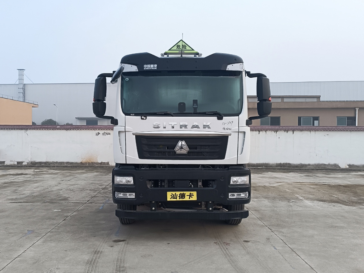 重汽汕德卡前四后八25吨油罐车