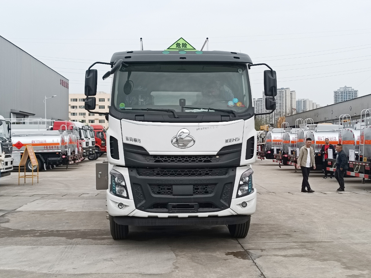 柳汽乘龙H5小三轴15吨铝合金油罐车