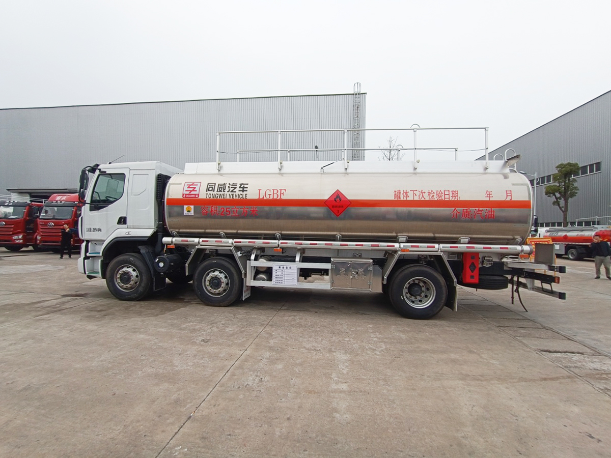 柳汽乘龙H5小三轴15吨铝合金油罐车
