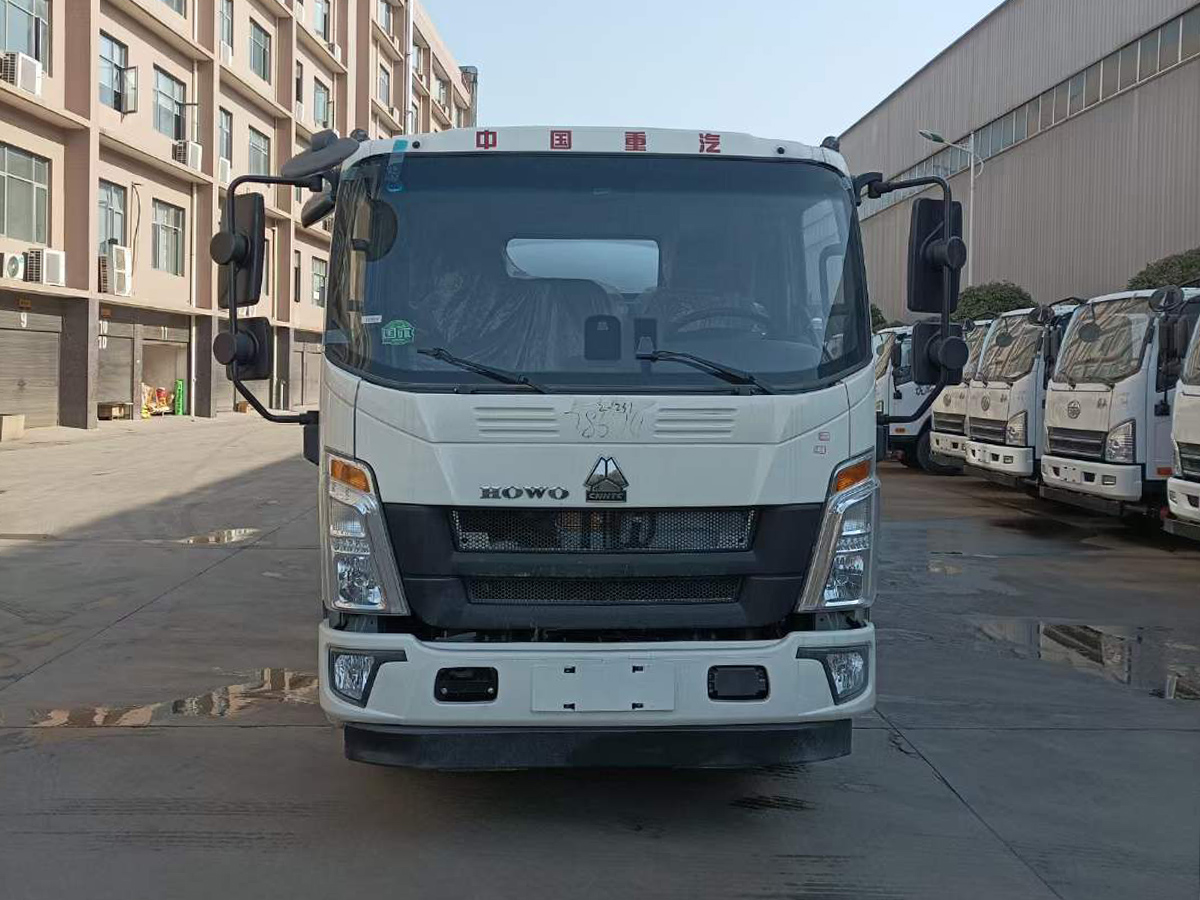 重汽豪沃5吨油罐车