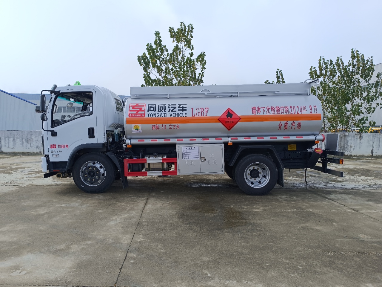 东风商用8吨油罐车