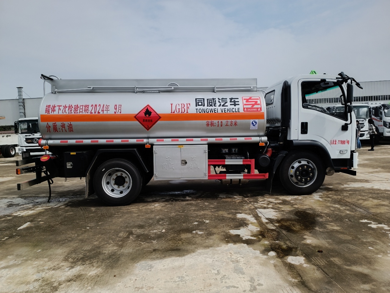 东风商用8吨油罐车