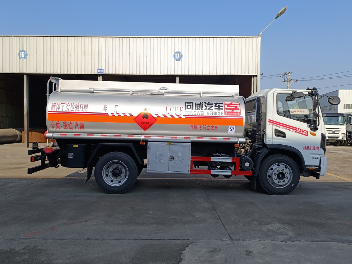 东风华神DV3 8吨油罐车