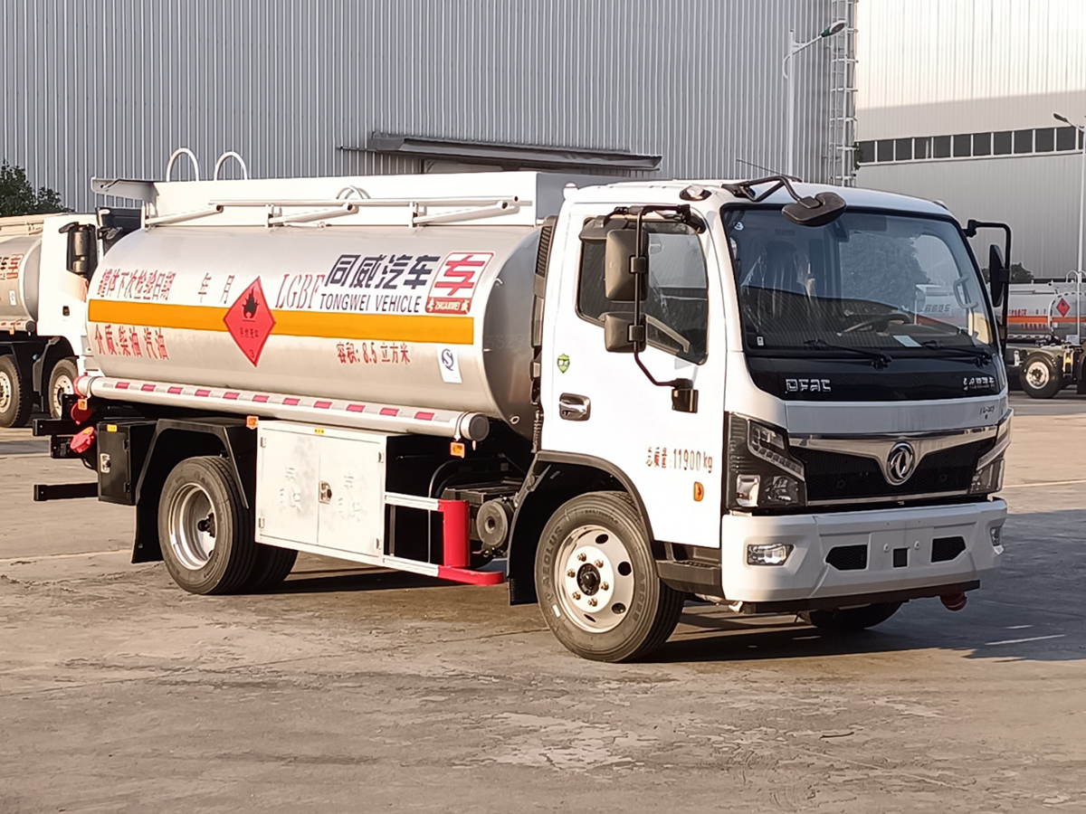 东风福瑞卡8吨油罐车