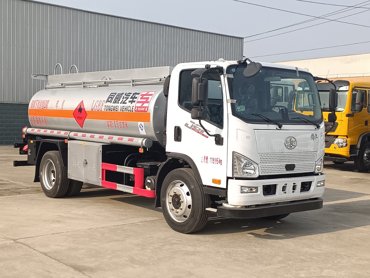 解放J6F 8吨油罐车