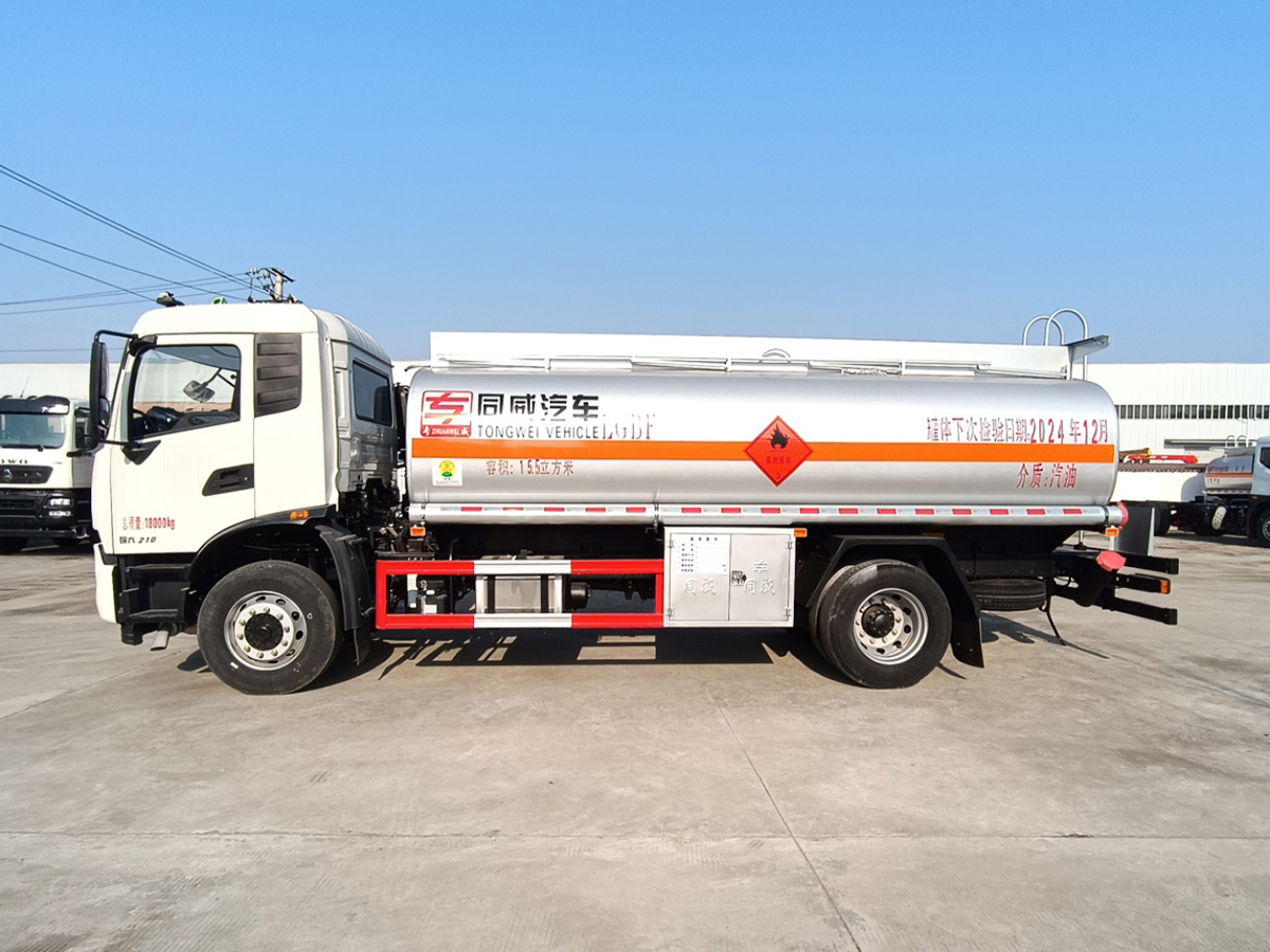 东风天锦12吨油罐车
