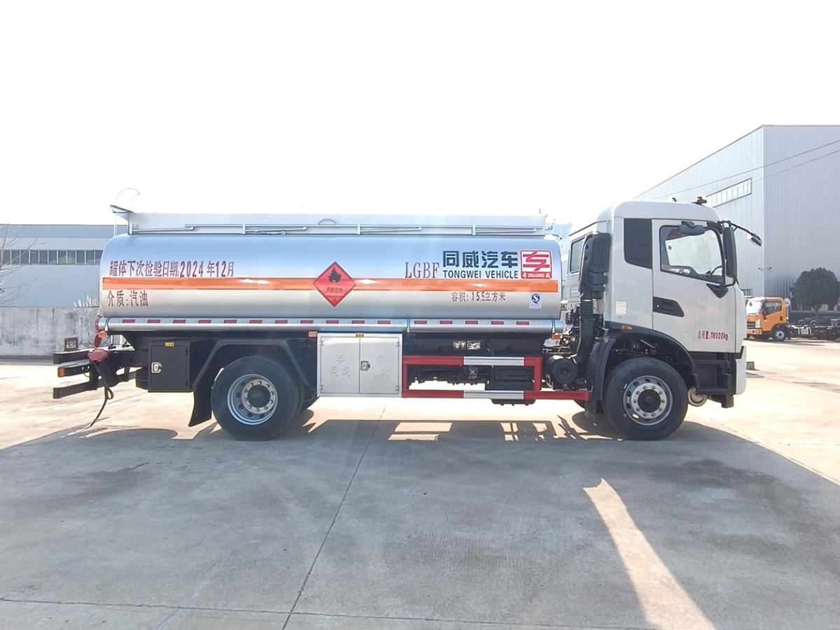 东风天锦12吨油罐车