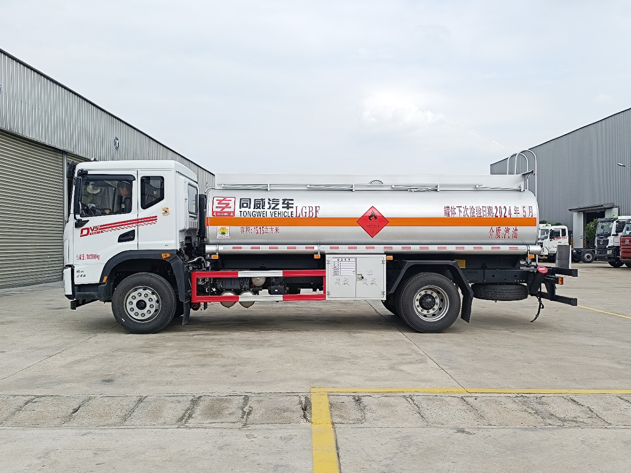 东风华神DV5 10吨油罐车