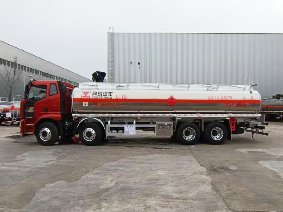 解放J6L前四后八20吨铝合金油罐车