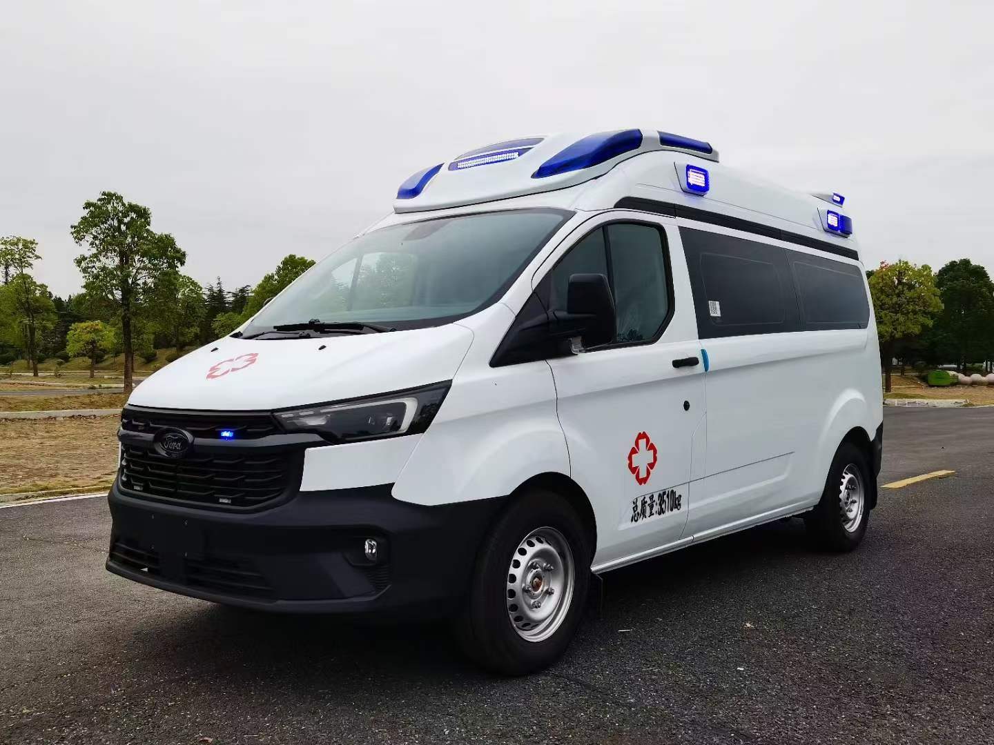 江铃福特新全顺V362转运型救护车