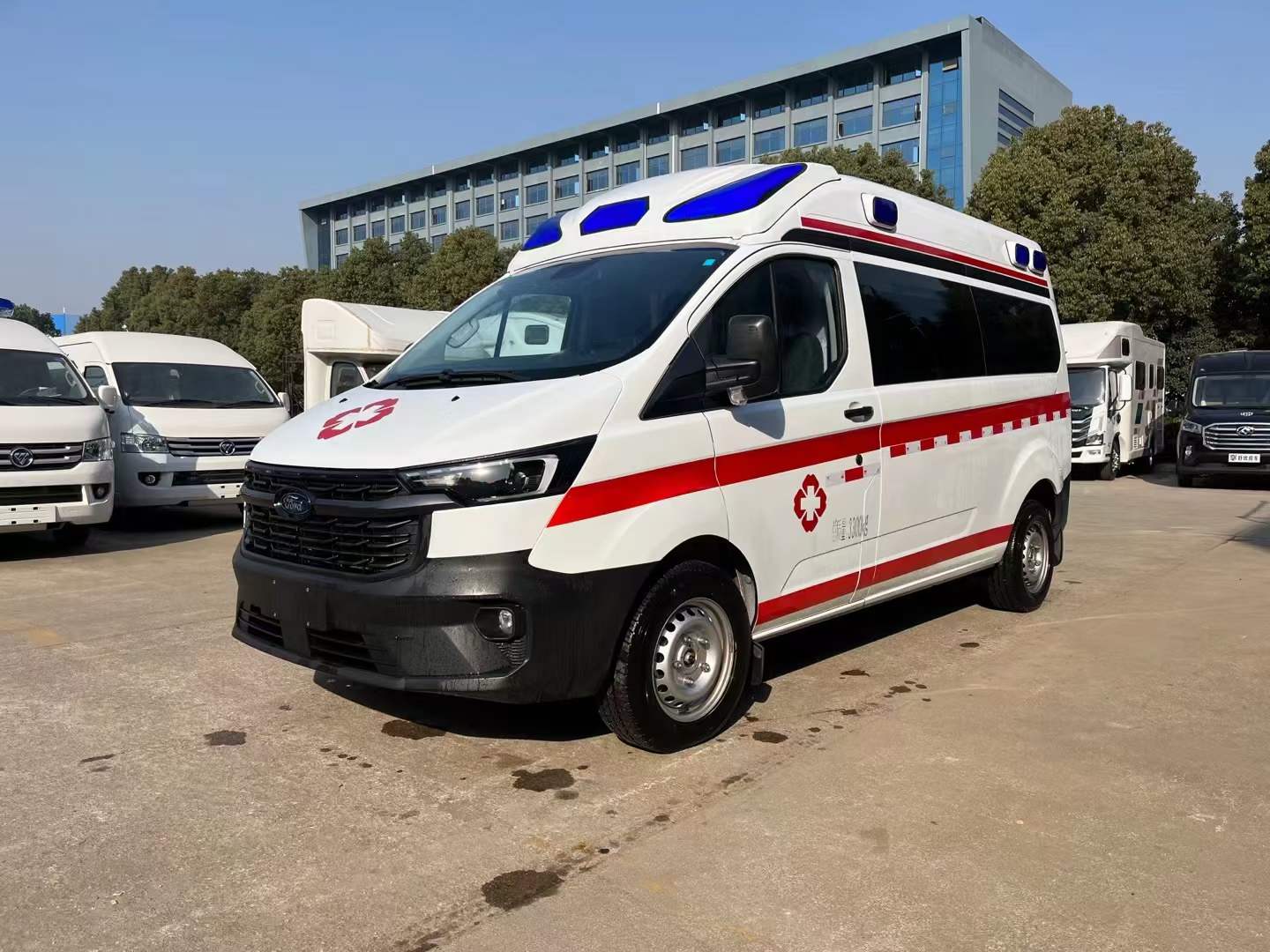 江铃福特新全顺V362监护型救护车