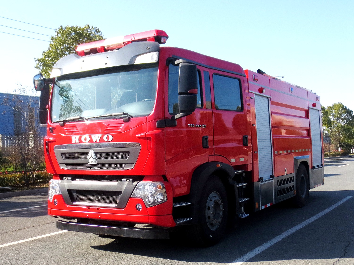 重汽豪沃8立方泡沫消防车