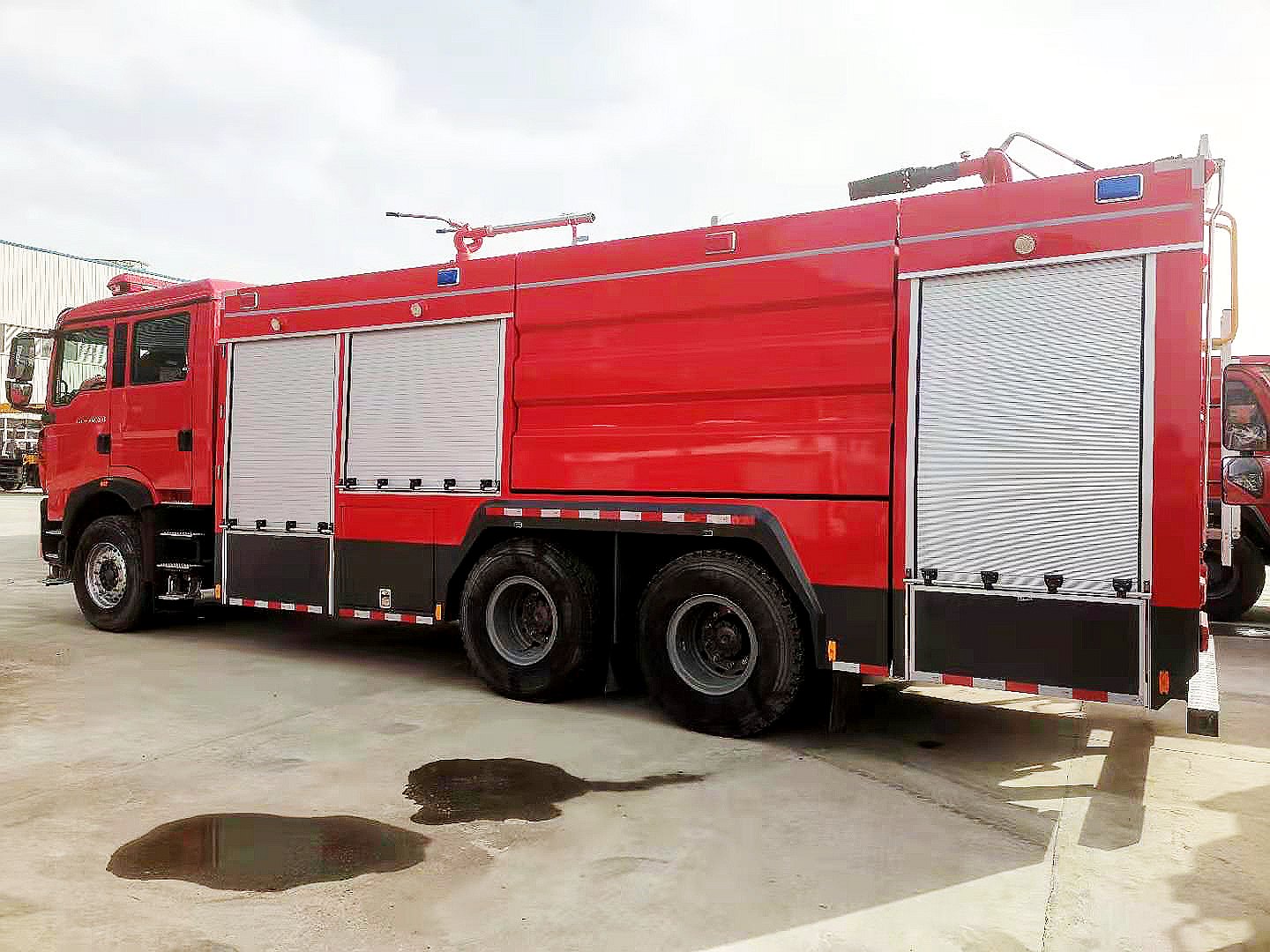 重汽豪沃11吨干粉泡沫联用消防车