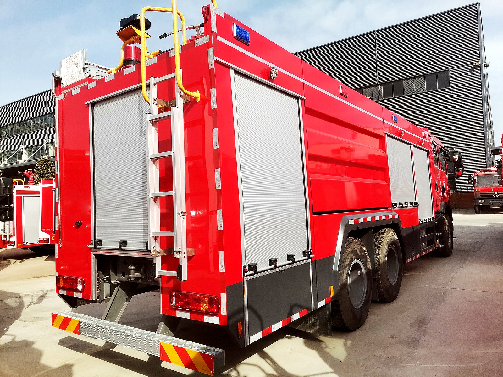 重汽豪沃11吨干粉泡沫联用消防车