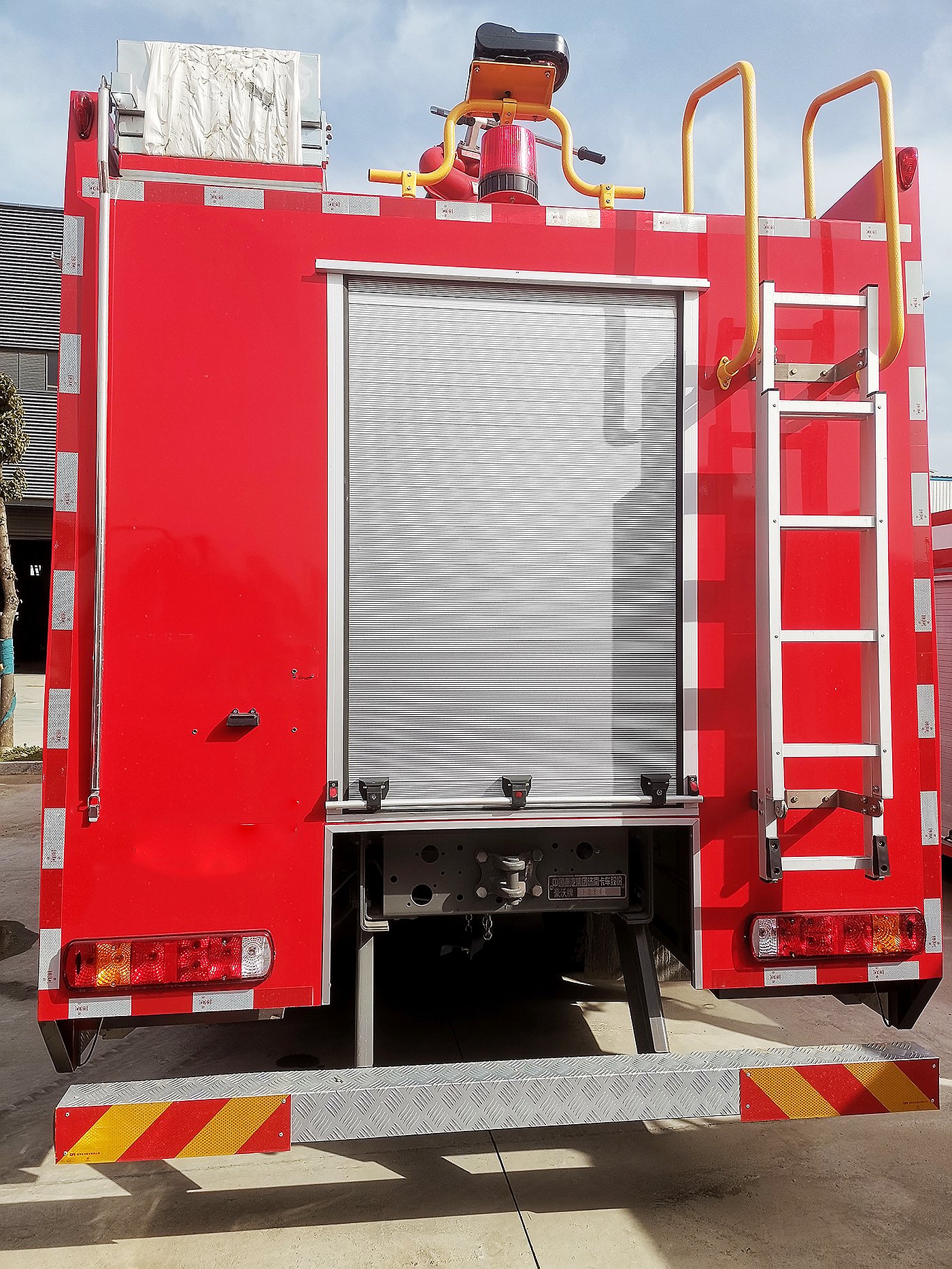 重汽豪沃11吨干粉泡沫联用消防车