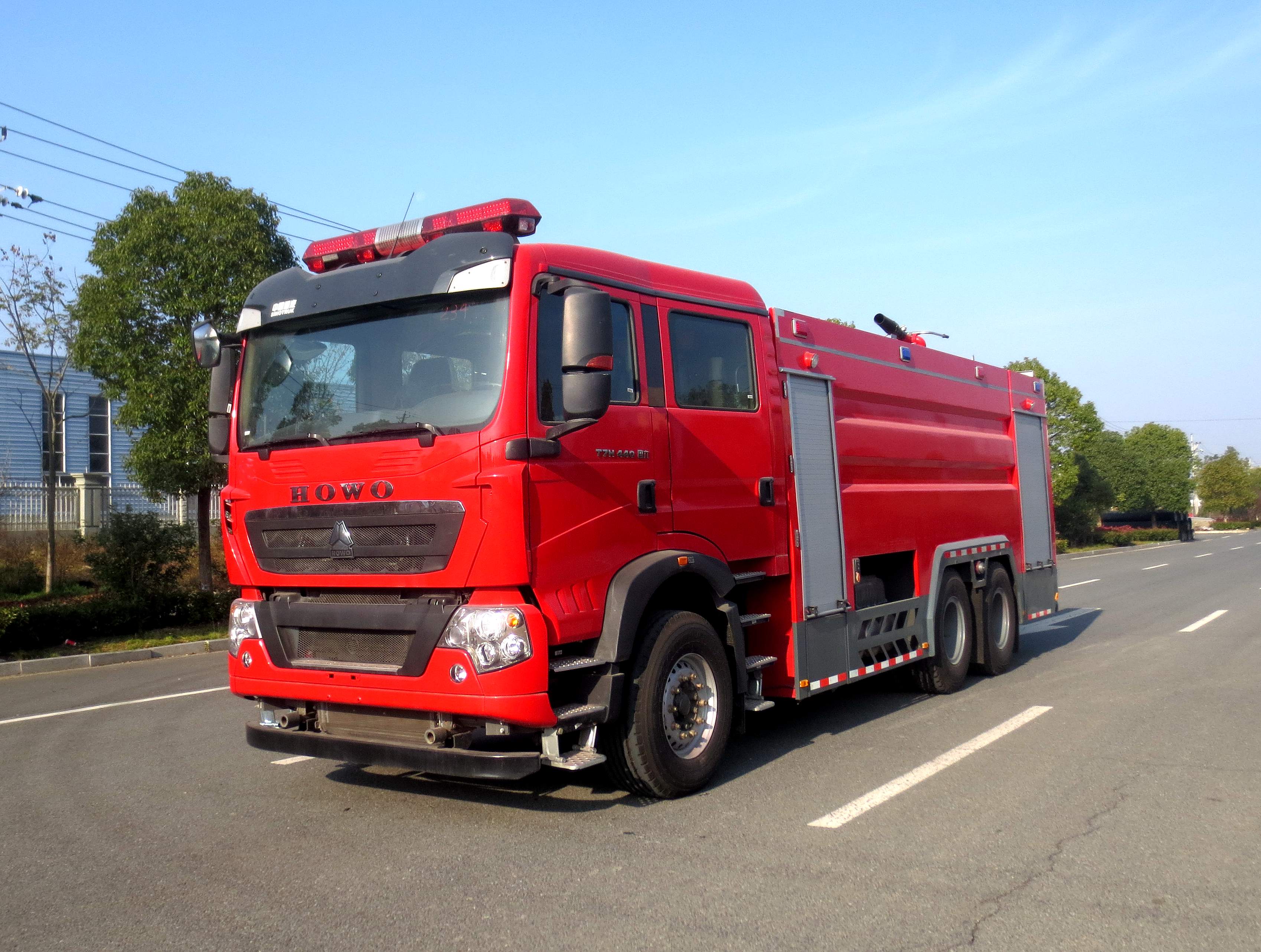 重汽豪沃16吨水罐消防车