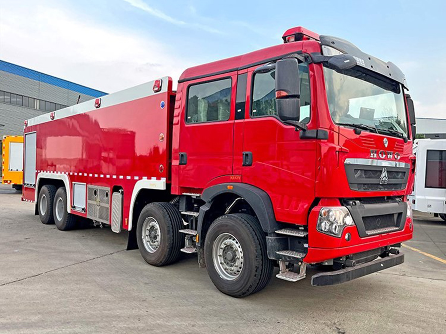 重汽豪沃25吨水罐消防车