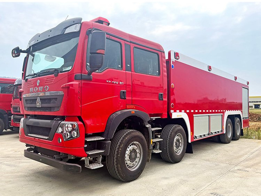 重汽豪沃25吨水罐消防车