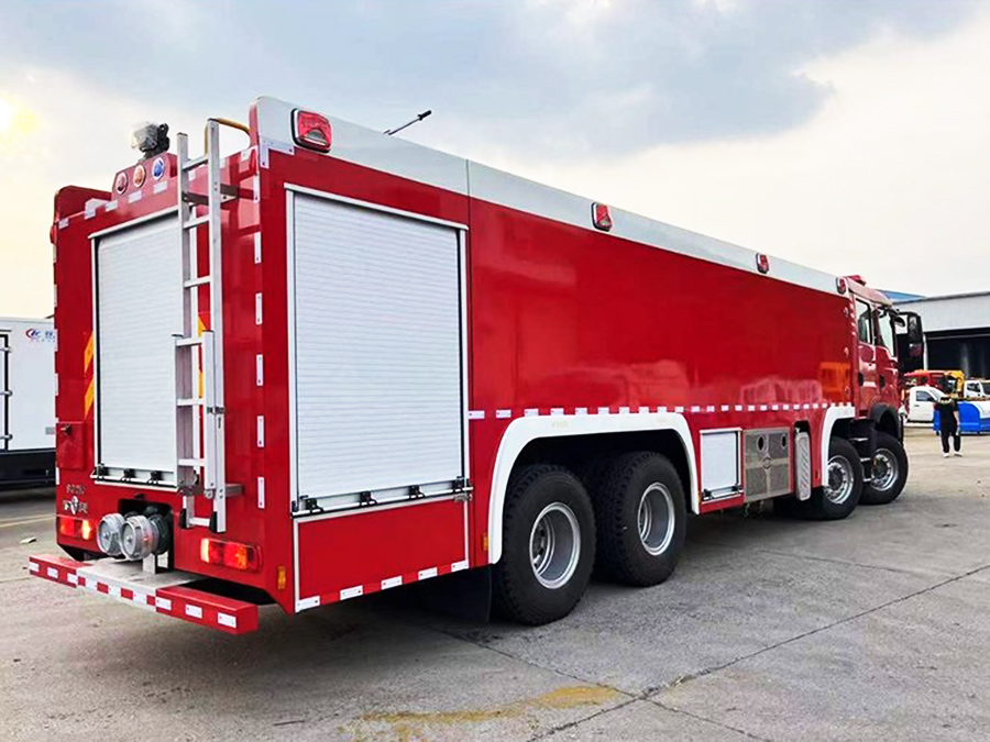 重汽豪沃25吨水罐消防车