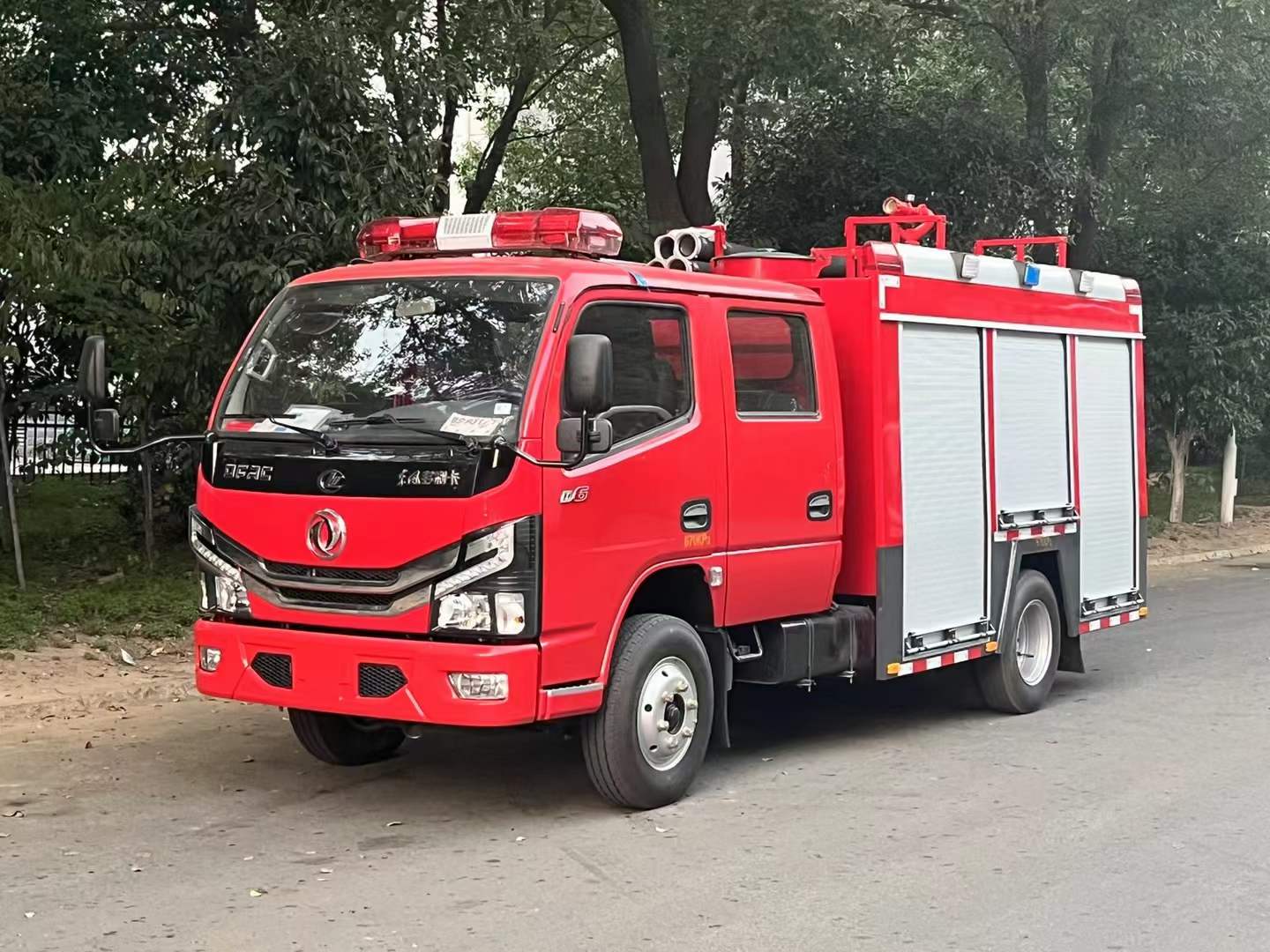 东风小多利卡2吨水罐消防车