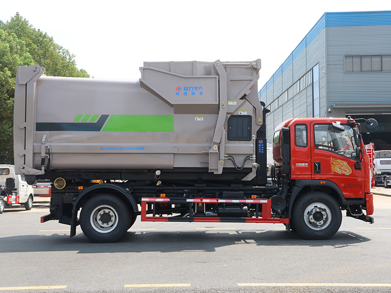 单桥重汽豪曼勾臂垃圾车
