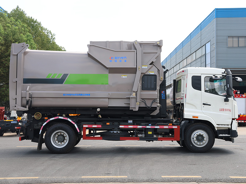单桥重汽豪沃勾臂垃圾车
