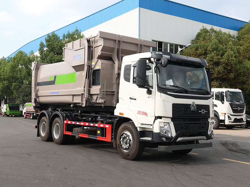 后双桥重汽豪沃勾臂垃圾车