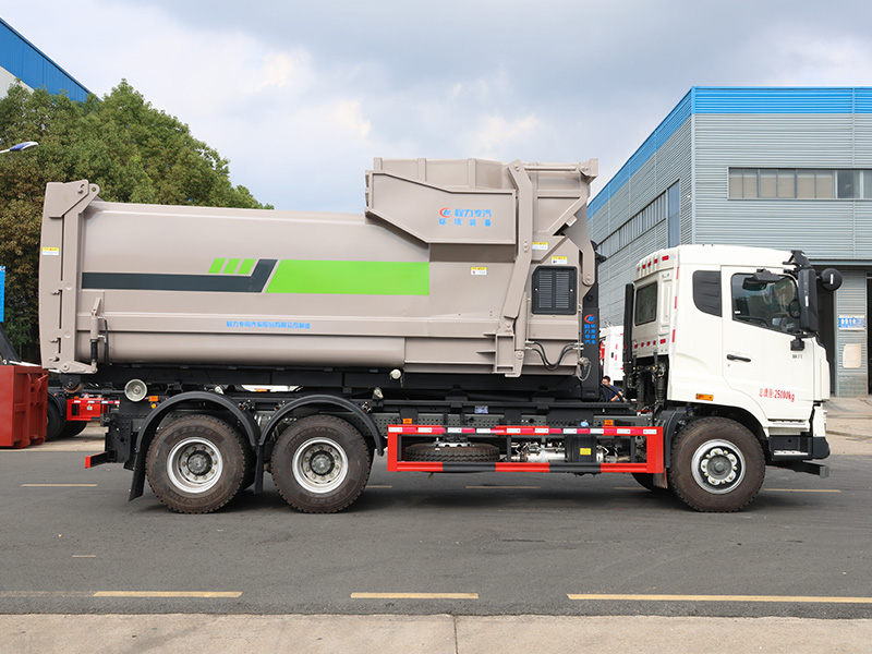 后双桥重汽豪沃勾臂垃圾车
