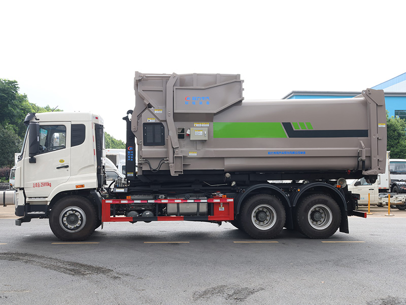 后双桥重汽豪沃勾臂垃圾车