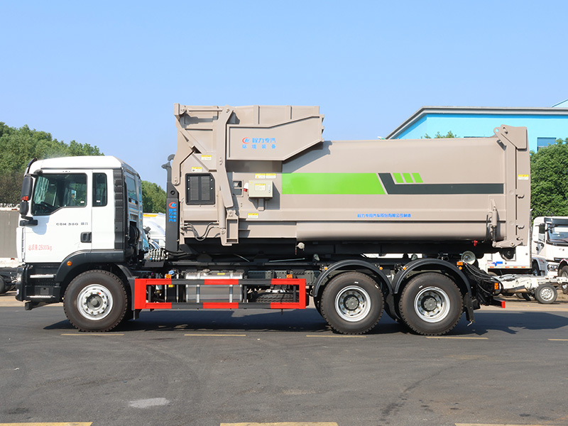 后双桥重汽汕德卡勾臂垃圾车