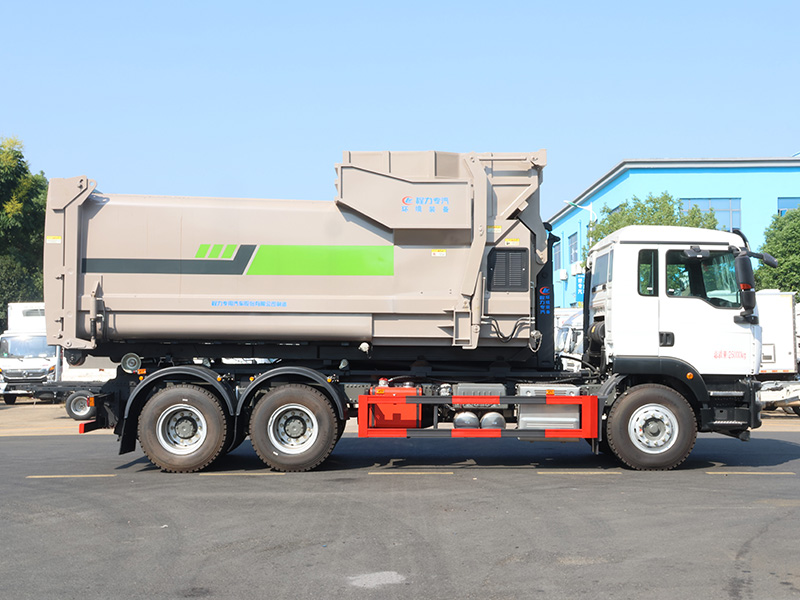 后双桥重汽汕德卡勾臂垃圾车