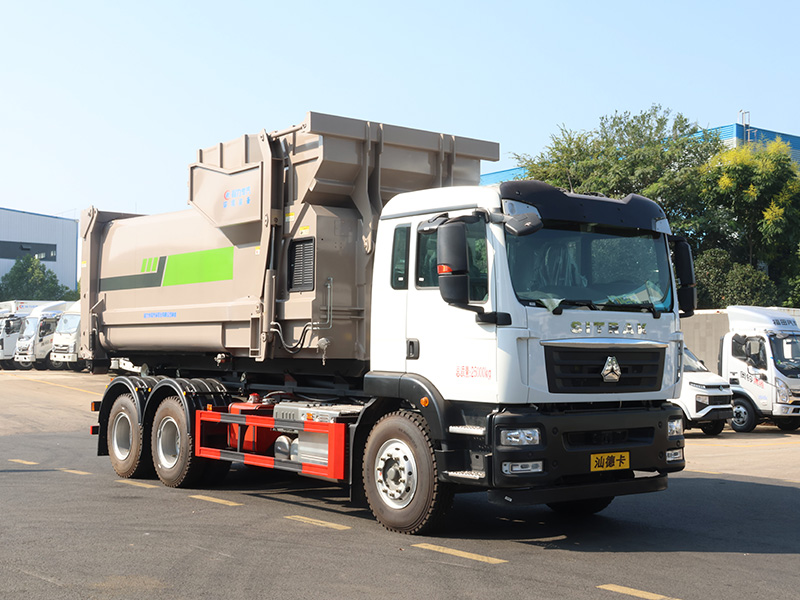 后双桥重汽汕德卡勾臂垃圾车