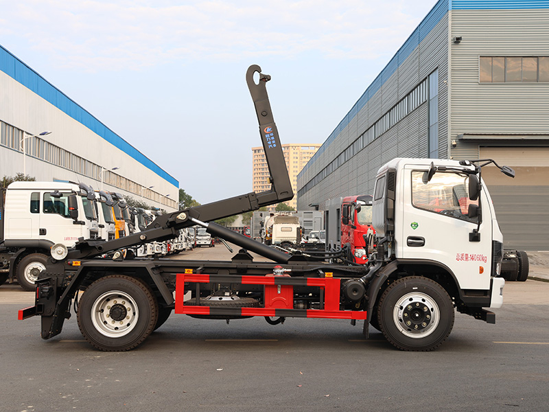 东风多利卡D7套臂勾臂垃圾车