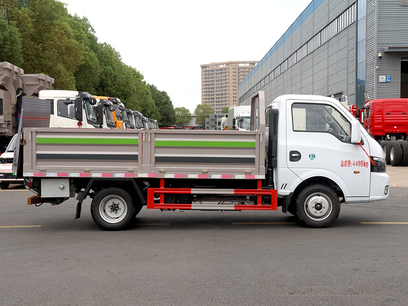 东风途逸柴油桶装垃圾车