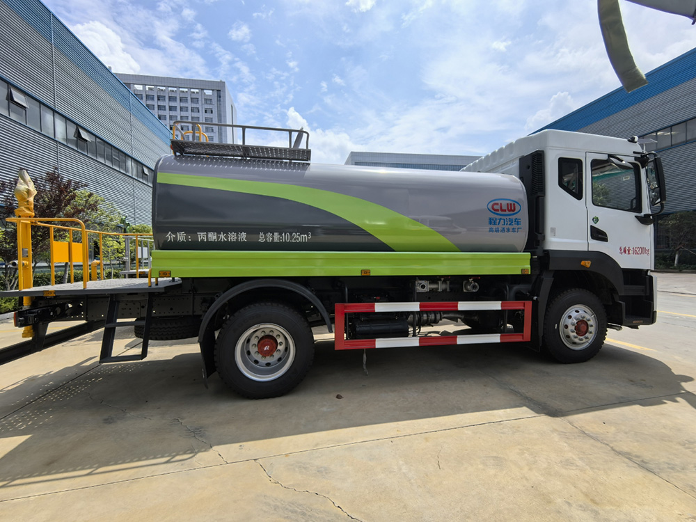 东风多利卡D9洒水车
